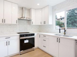 24 SW Hawkwood Cres NW, Calgary, AB T3G1X5