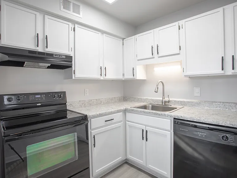 Autumn Lakes Apartments — Photo 1