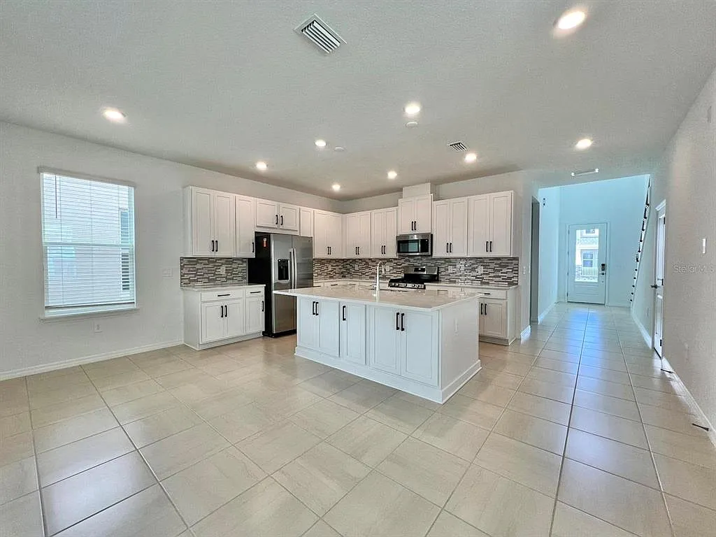 4 bed, 3.5 bath, 2332 sqft, $3,349 — Photo 3