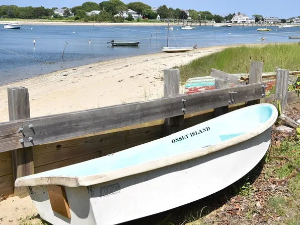 17 Brockton Ave, Wareham, MA 02571