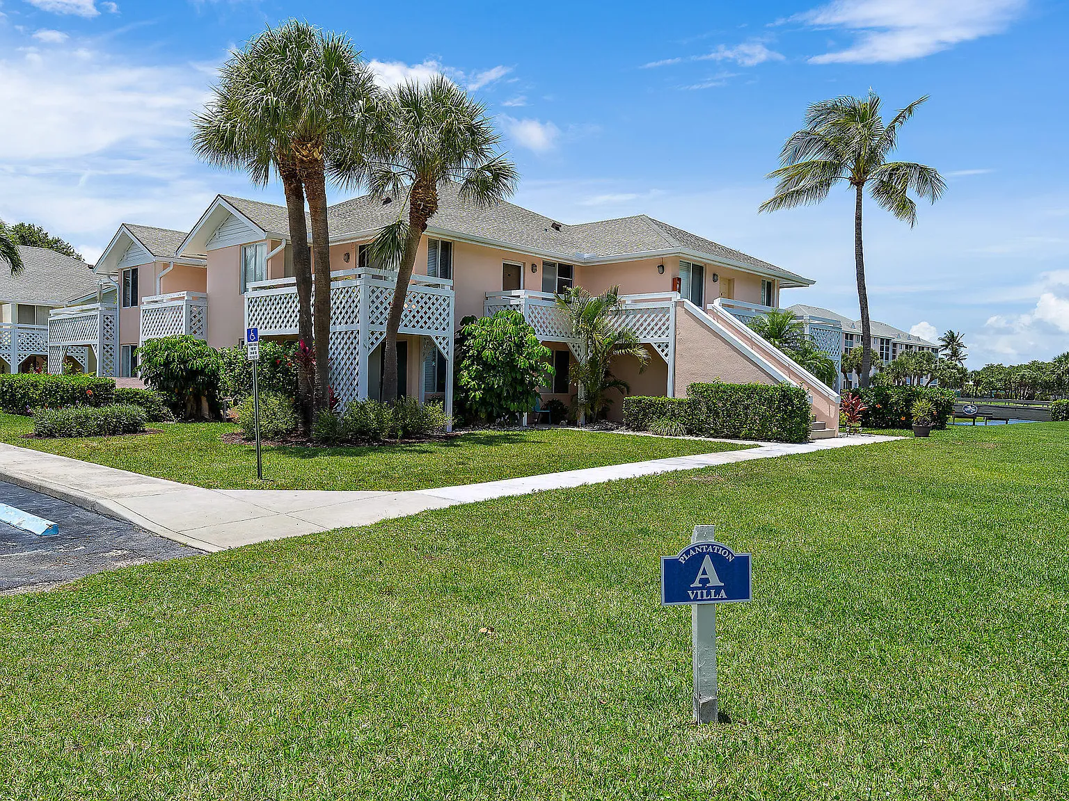 2 bed, 2.0 bath, 925 sqft, $2,350 — Photo 2