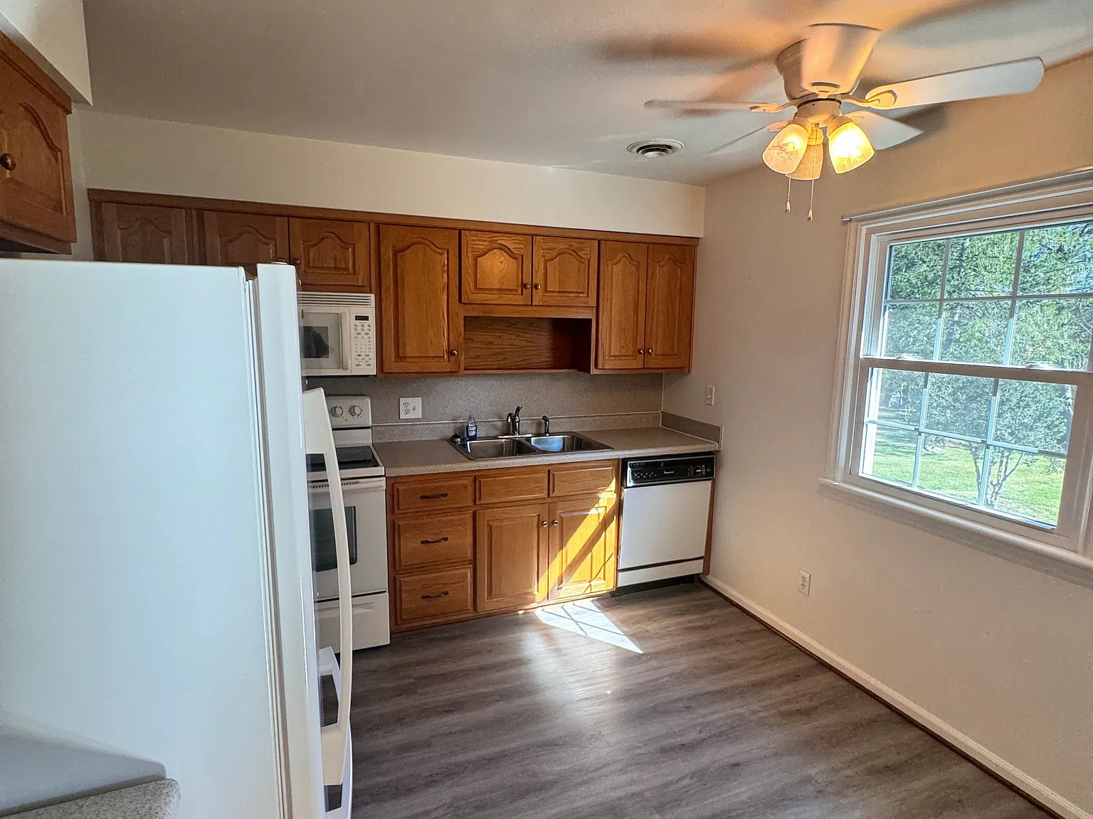 4 bed, 1651 sqft, $2,100 — Photo 2