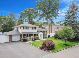 6 Circle Ct, Farmingville, NY 11738