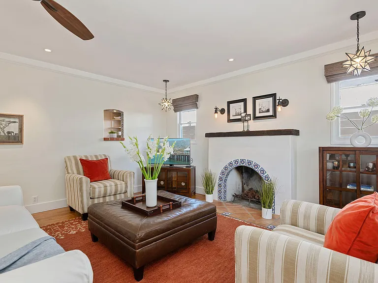 224 W Cota St — Photo 32