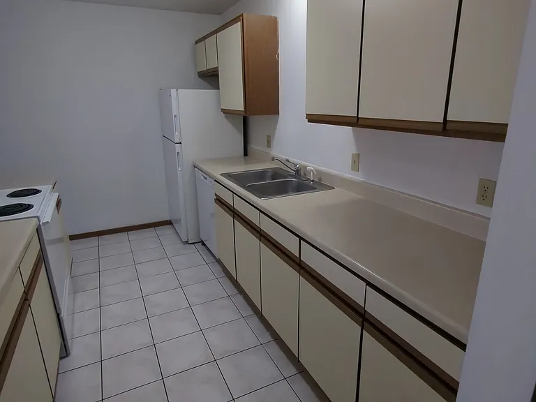 Regency East Apartments — Photo 16