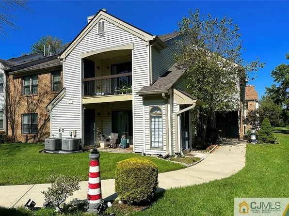 2313 Bayhead Dr, Parlin, NJ 08859