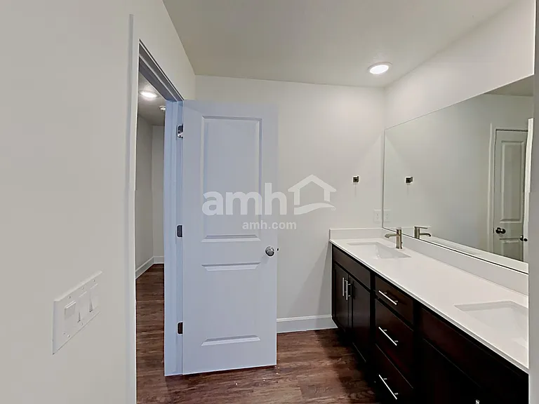 2151 E Silverado Ln — Photo 12