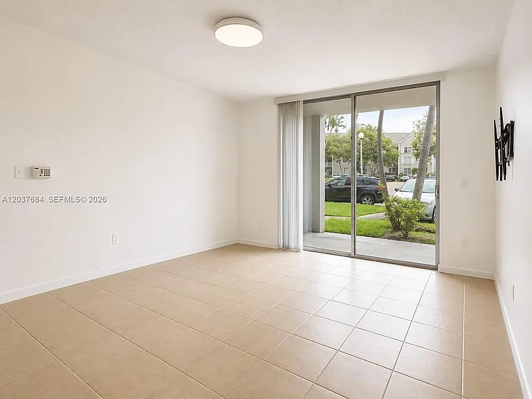 711 SW 111th Way #105 — Photo 2
