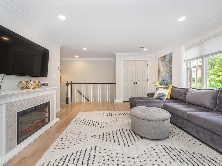 67-75 New England Ave #73G — Photo 3