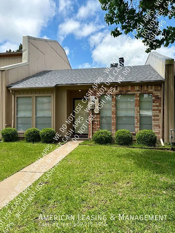 Cozy, Affordable, and Close to Everything! ** Plus Bonus Room — Photo 1