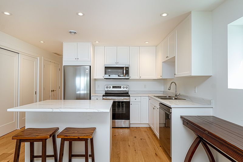 Oak Bay House for rent - 2 Bedrooms — photo 6