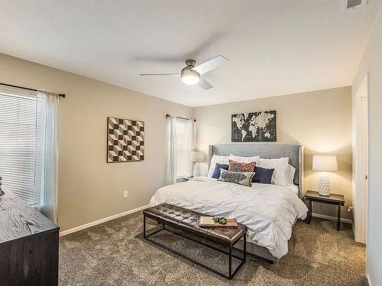 Large Main Bedroom with En-suite Bathroom & Closet