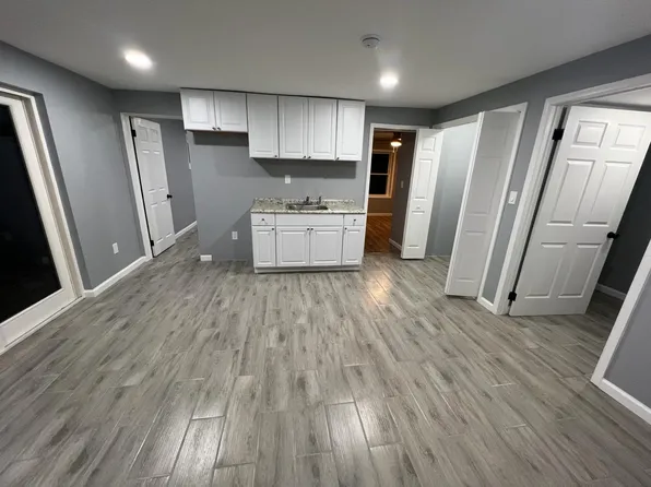 124 Pinewood Dr, Levittown, PA 19054