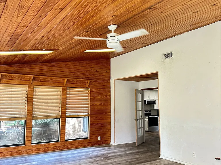 228 S Pearson Ln — Photo 10