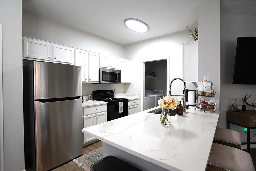 3 bed, 3.5 bath, 1396 sqft, $2,200 — Photo 3