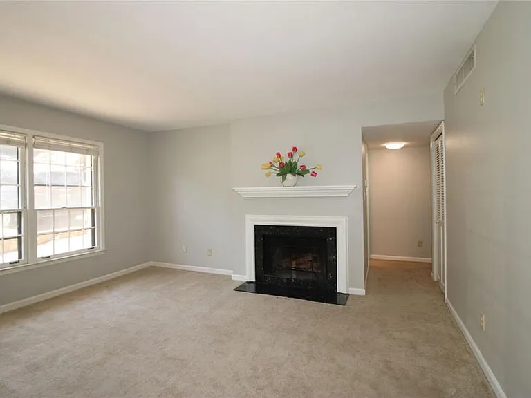 68 La Rue Pl NW — Photo 3