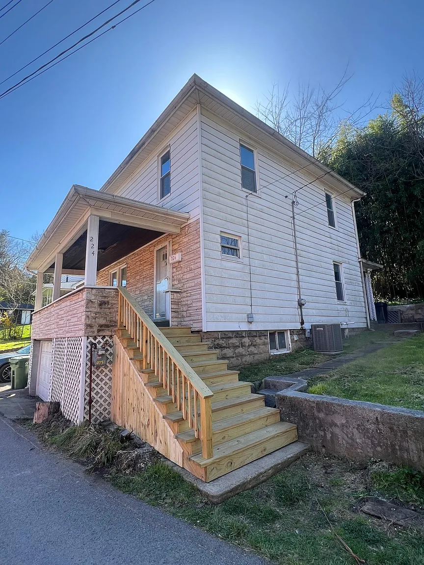 224 Front Ave photo 1