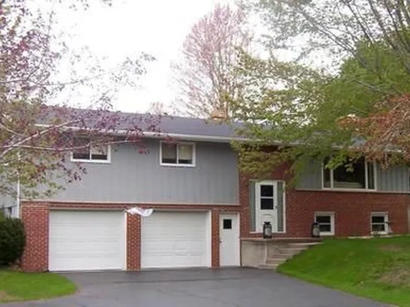 2042 Wildwood Dr, Suamico, WI 54173