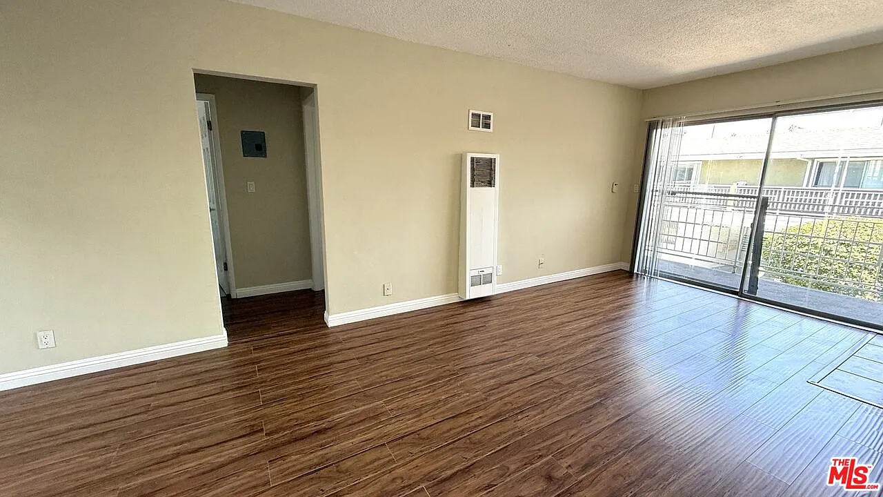 443 S Wilton Pl — Photo 3