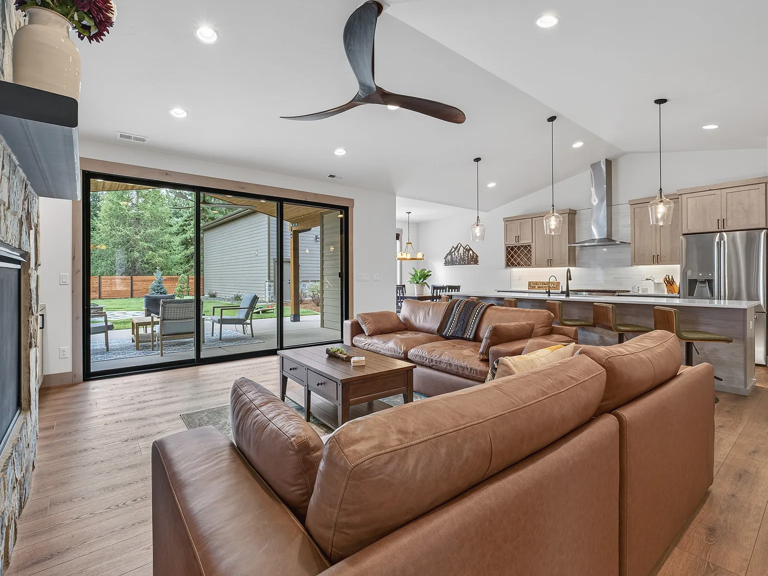 5 bed, 3.5 bath, 2837 sqft, $4,000 — Photo 3