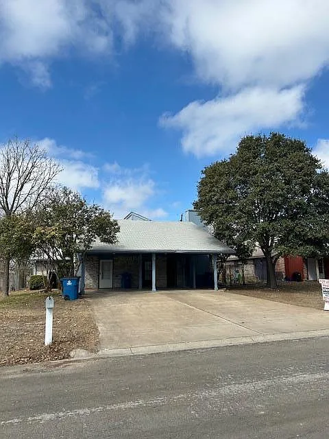 2 bed, 1.0 bath, 950 sqft, $1,295 — Photo 2