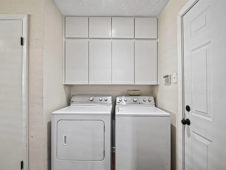 711 Leicester Ln — Photo 19