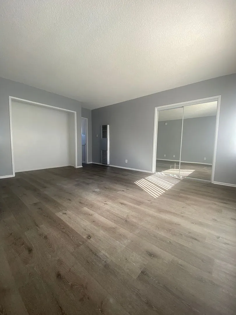 Royal Palms Apartments — Photo 3