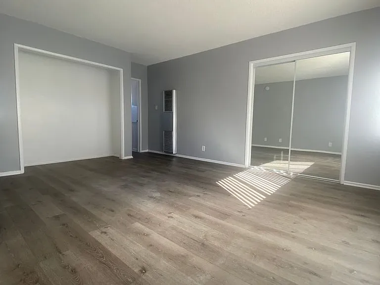 Royal Palms Apartments — Photo 3