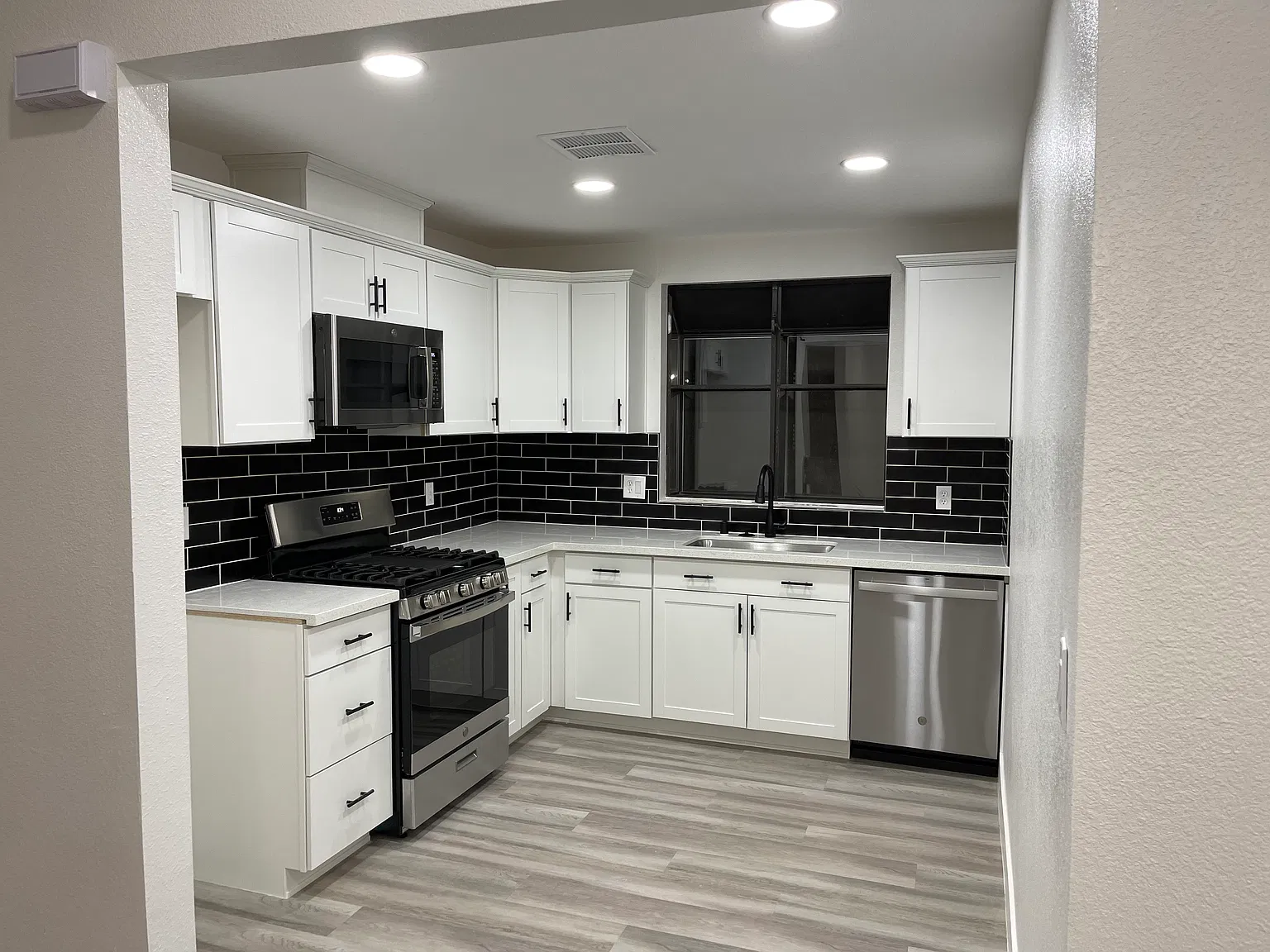 3 bed, 1151 sqft, $2,000 — Photo 3