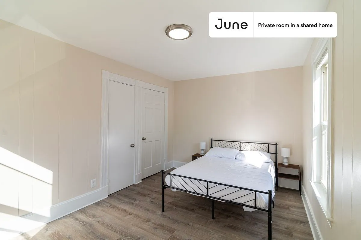 Queen bedroom in 7 bed/2 bath home in Allston #1734 E — Photo 1