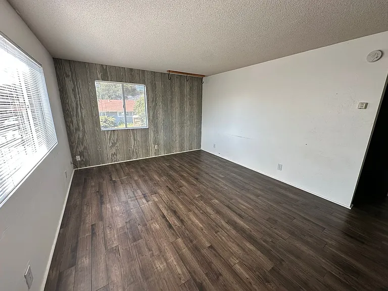 1295 Bond St — Photo 3