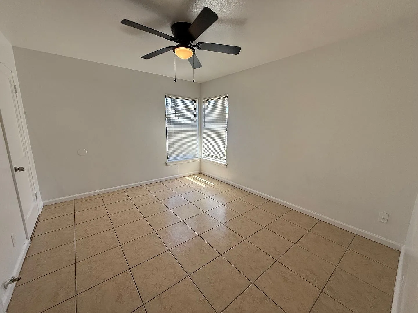 Charming 3BR Home w/ Hardwood Floors & Private Yard Great SA Location — Photo 4