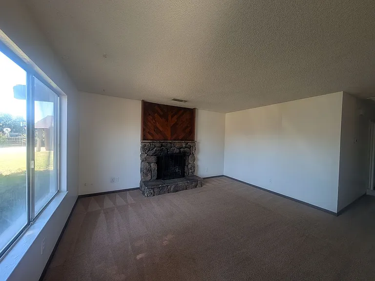 2661 Dow St — Photo 2