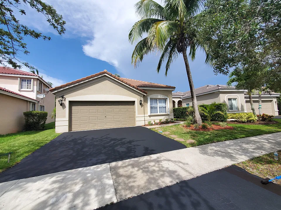 Chinaberry Dr