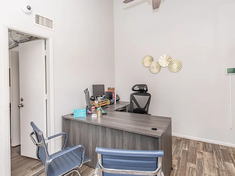 Sterling Pointe Apartments — Photo 8