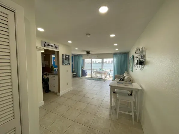 2936 Lake Shore Dr, Riviera Beach, FL