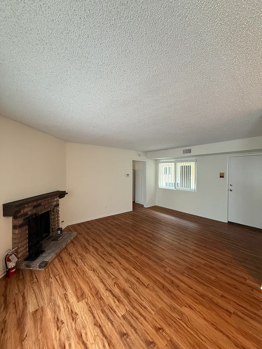 Building Photo - 5358 Circle Dr #105