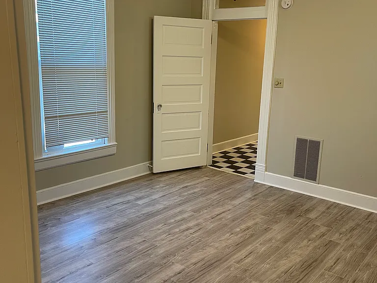 895 Blythe St — Photo 8