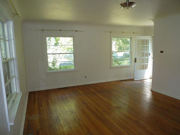 Spacious living room