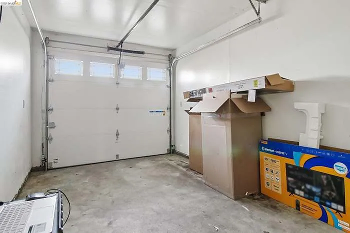 874 Pine St — Photo 16