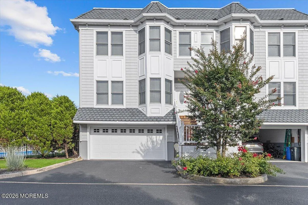 4 bed, 3.5 bath, 2497 sqft, $3,800 — Photo 1