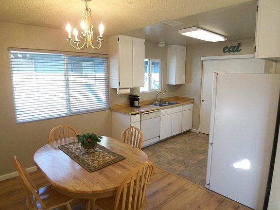 4765 Chico St - Kitchen