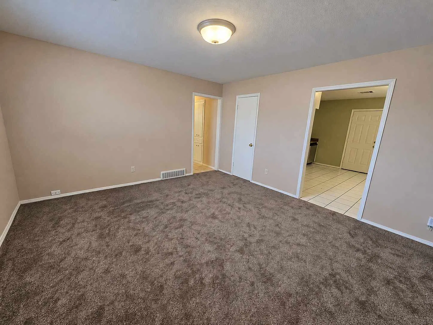 3 bed, 957 sqft, $1,100 — Photo 3