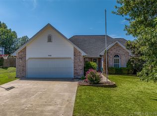 702 E 9th St, Grove, OK 74344