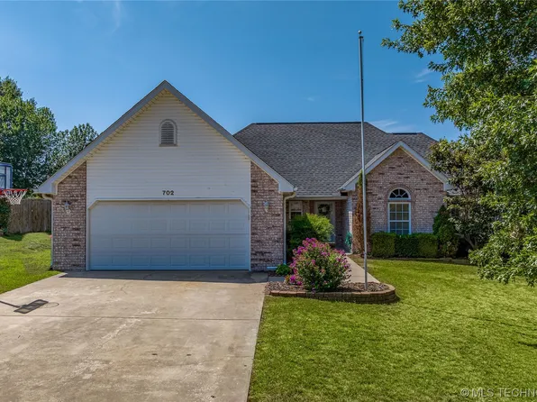 702 E 9th St, Grove, OK 74344