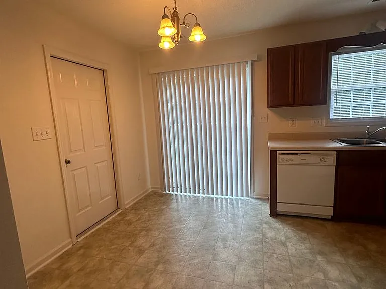 105 E Coopers Ct — Photo 5