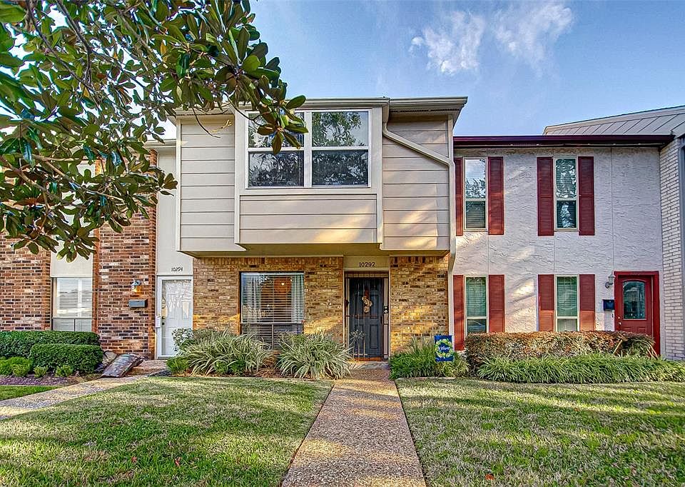 Welcome home to this move-in ready townhome with nice landscaping and pretty grounds.