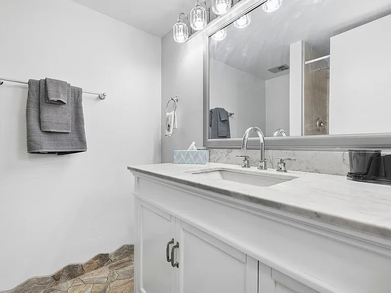 4711 SE 5th Ave #10 — Photo 17