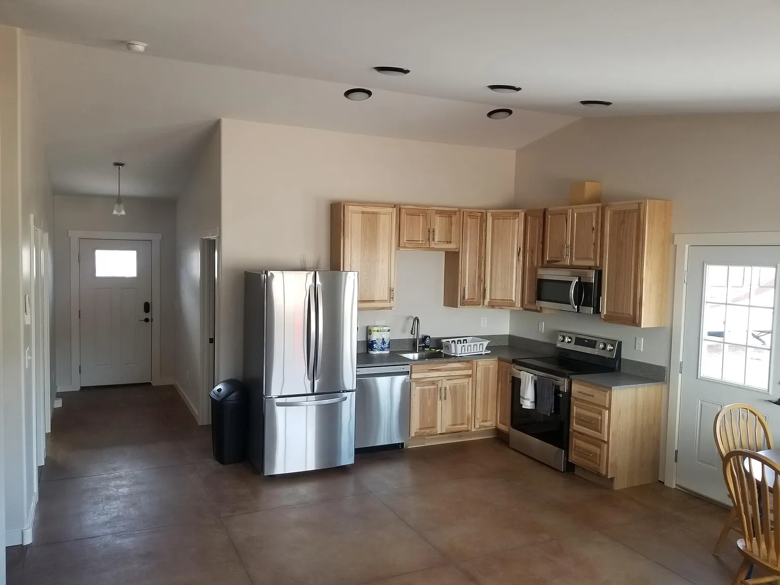 3 bed, 1300 sqft, $2,400 — Photo 2