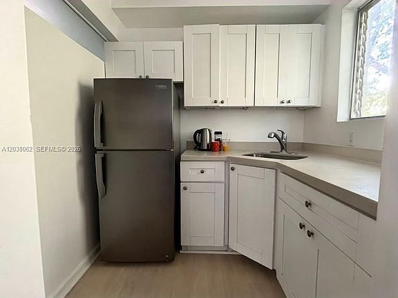 5th image of 1027 Euclid Ave #5